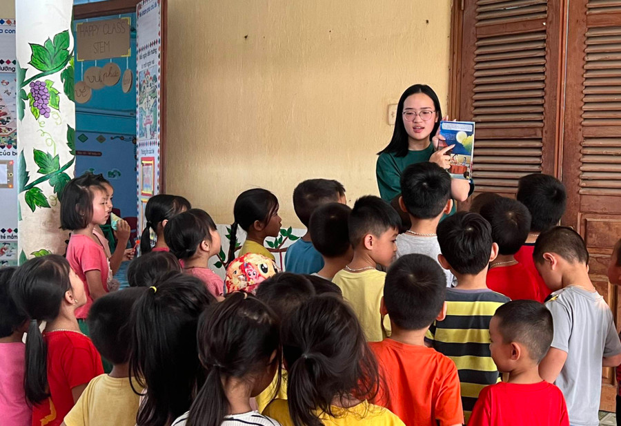 Học sinh điểm Púng Thanh, Trường Mầm non xã Thanh An (huyện Điện Biên) hào hứng nghe kể chuyện tại chương trình “Đọc sách cho em”. Học sinh điểm Púng Thanh, Trường Mầm non xã Thanh An (huyện Điện Biên) hào hứng nghe kể chuyện tại chương trình “Đọc sách cho em”.