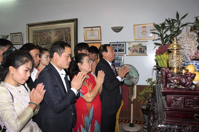 Các LHS Lào làm Lễ gia tiên tại nhà ông Phan Văn Bốn Các LHS Lào làm Lễ gia tiên tại nhà ông Phan Văn Bốn