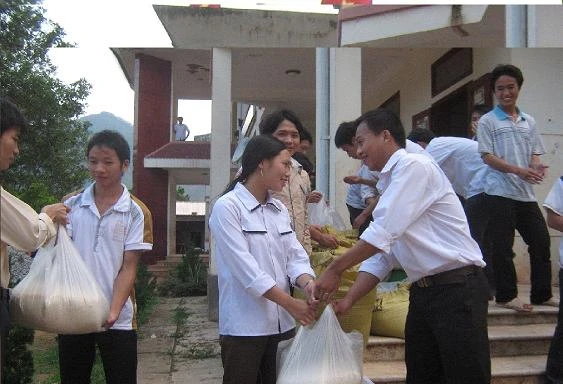 Học sinh đặc biệt khó khăn được nhận gạo hỗ trợ