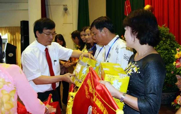Ông Ngũ Duy Anh – Vụ trưởng Vụ công tác HSSV tặng cờ lưu niệm cho các đơn vị xuất sắc nhất tại Hội thi