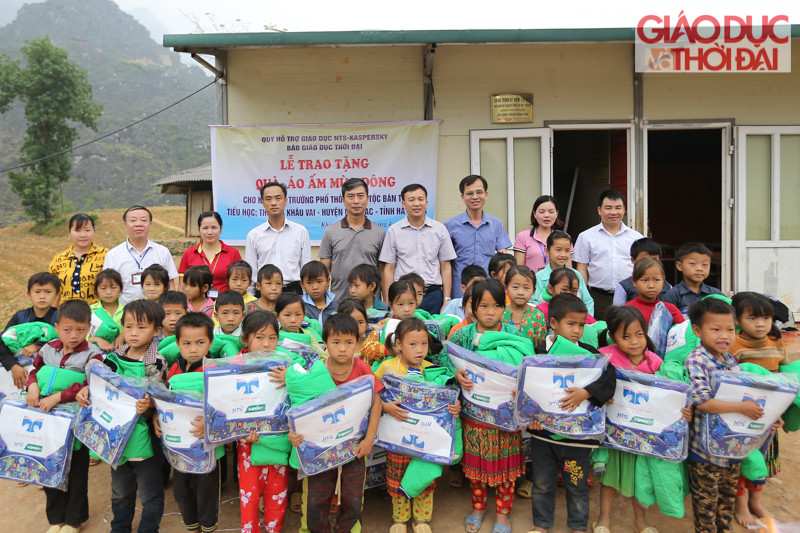 Tặng quà cho các em học sinh tại điểm trường Lũng Lầu B