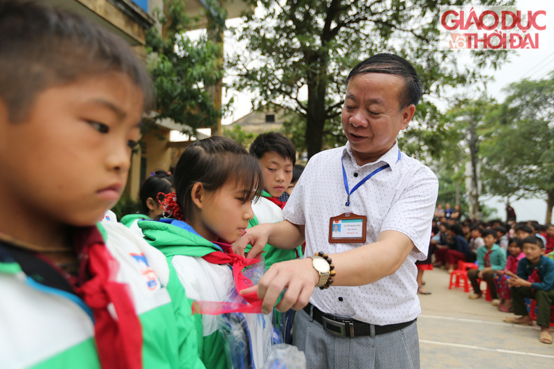 Hiệu trưởng trường PTDTBTTH Khâu Vai - ông Nguyễn Mạnh Cường tặng quà cho các em học sinh