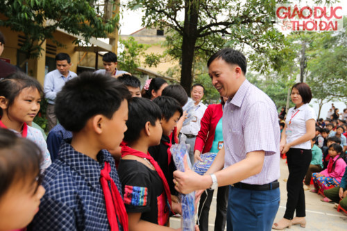 Ông Lê Văn Quý - Bí thư Đảng ủy xã Khâu Vai trao tặng quà cho các em hoc sinh. Ông Lê Văn Quý - Bí thư Đảng ủy xã Khâu Vai trao tặng quà cho các em hoc sinh.