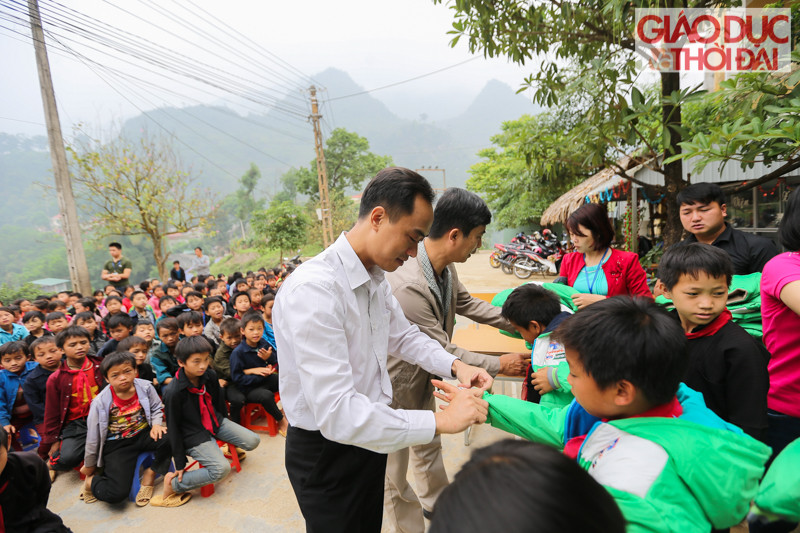 Ông Nguyễn Quang Chuẩn - Đại diện Quỹ Hỗ trợ Giáo dục NTS - Kaspersky trực thuộc Tập đoàn Nam Trường Sơn tặng quà cho các em học sinh.