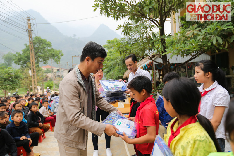 Nhà báo Đinh Công Thắng - đại diện Báo GD&TĐ trao tặng quà cho các em học sinh Trường PTDTBTTH Khâu Vai.