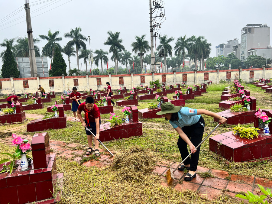 Cô trò Trường Tiểu học Lê Lợi cùng nhau dọn cỏ, vệ sinh tại Nghĩa trang Thị xã Sơn Tây. Cô trò Trường Tiểu học Lê Lợi cùng nhau dọn cỏ, vệ sinh tại Nghĩa trang Thị xã Sơn Tây.