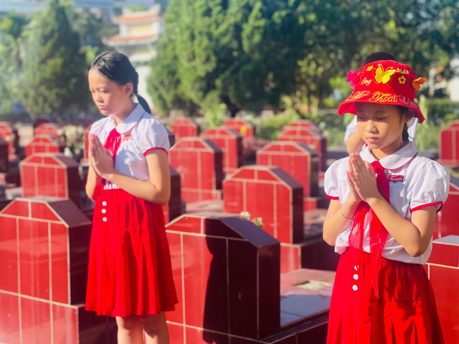 Các em học sinh Trường Tiểu học Yên Nghĩa tự tay thắp những nén tâm hương tri ân lên từng phần mộ liệt sĩ. Các em học sinh Trường Tiểu học Yên Nghĩa tự tay thắp những nén tâm hương tri ân lên từng phần mộ liệt sĩ.