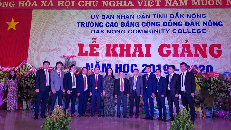 Phó Chủ tịch UBND tỉnh Đăk Nông Tôn Thị Ngọc Hạnh chụp hình lưu niệm với đội ngũ nhà giáo trẻ của trường Phó Chủ tịch UBND tỉnh Đăk Nông Tôn Thị Ngọc Hạnh chụp hình lưu niệm với đội ngũ nhà giáo trẻ của trường
