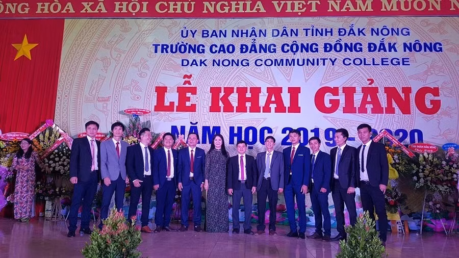 Phó Chủ tịch UBND tỉnh Đăk Nông Tôn Thị Ngọc Hạnh chụp hình lưu niệm với đội ngũ nhà giáo trẻ của trường