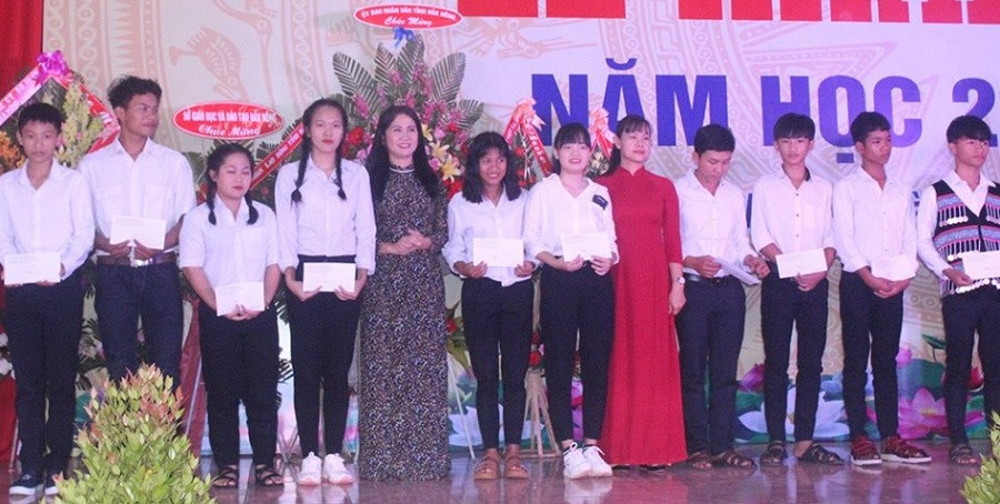 Bà Tôn Thị Ngọc Hạnh- Phó Chủ tịch UBND tỉnh Đắk Nông trao học bổng cho các học sinh Bà Tôn Thị Ngọc Hạnh- Phó Chủ tịch UBND tỉnh Đắk Nông trao học bổng cho các học sinh