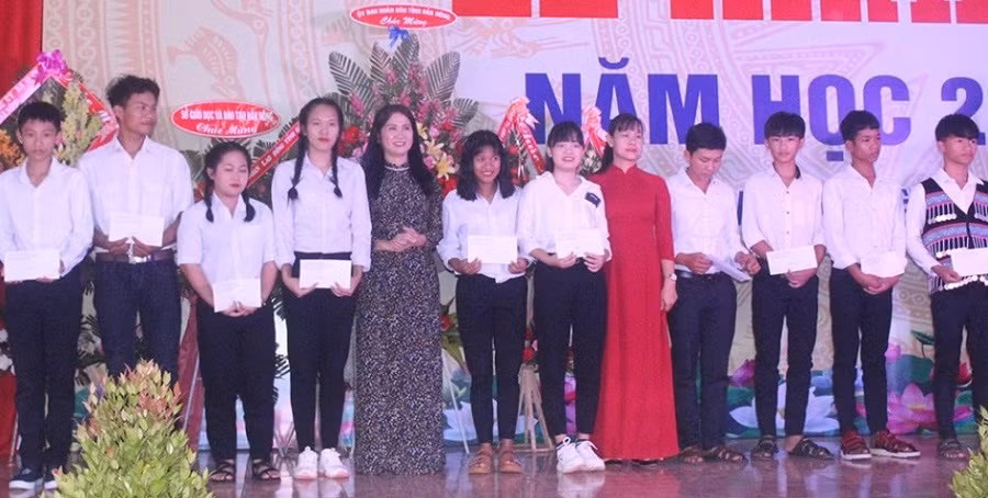 Bà Tôn Thị Ngọc Hạnh- Phó Chủ tịch UBND tỉnh Đắk Nông trao học bổng cho các học sinh