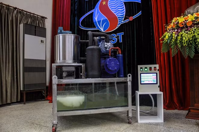 Máy làm đá tuyết từ nước biển phục vụ bảo quản hải sản đánh bắt xa bờ vừa được VAST nghiệm thu