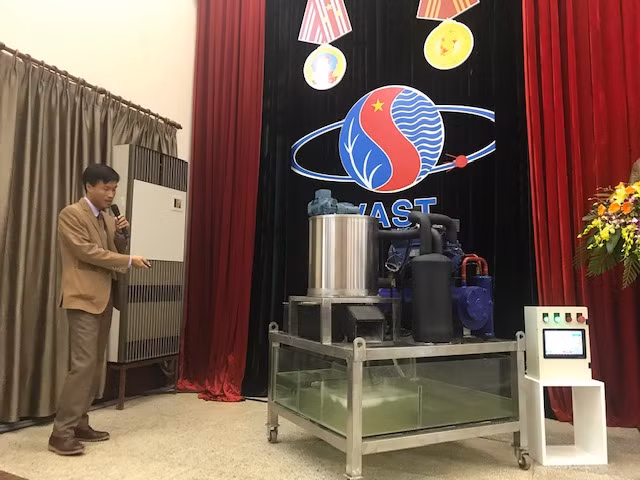 Th.S Lê Văn Luân (chủ nhiệm Đề tài nghiên cứu) giới thiệu nguyên lý hoạt động của máy làm đá tuyết từ nước biển