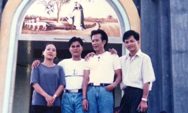 Tuấn Vũ và các anh chị em năm 2001, trong lần đầu tiên nam ca sĩ về nước sau thời gian dài định cư ở nước ngoài Tuấn Vũ và các anh chị em năm 2001, trong lần đầu tiên nam ca sĩ về nước sau thời gian dài định cư ở nước ngoài