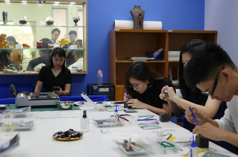 Các học viên của JDMIS đang thực hiện các bài tập thực hành được giao Các học viên của JDMIS đang thực hiện các bài tập thực hành được giao