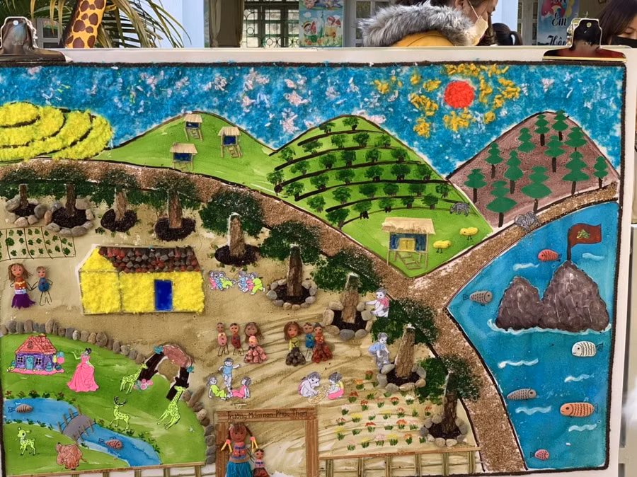 Cuốn sách khổ lớn với tựa đề: “Ngôi trường Phúc Than thân yêu” của trường Mầm non xã Phúc Than.