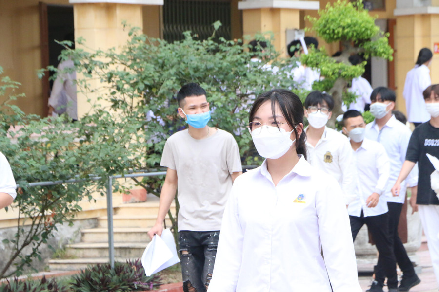 Các thí sinh tại điểm thi Trường THPT Mỹ Lộc ra khỏi phòng thi sau khi kết thúc môn Ngữ văn.