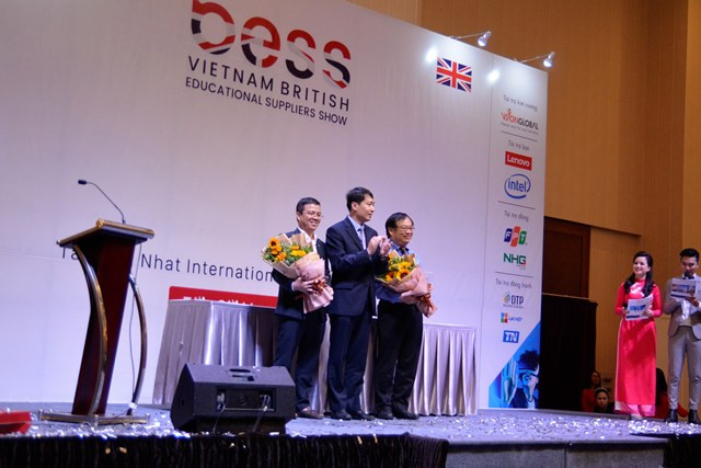 Đại diện NHG nhận hoa chúc mừng từ Ban tổ chức tại triển lãm công nghệ giáo dục quốc tế BESS Việt Nam 2019