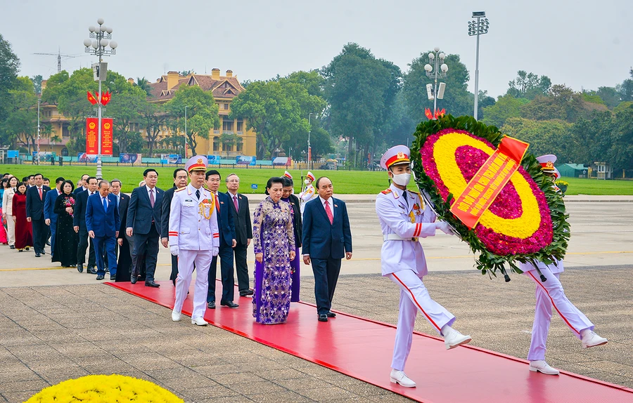 
Các đồng chí Lãnh đạo Đảng, Nhà nước, Quốc hội, Mặt trận Tổ quốc Việt Nam và các đại biểu Quốc hội tới đặt vòng hoa và vào Lăng viếng Chủ tịch Hồ Chí Minh.