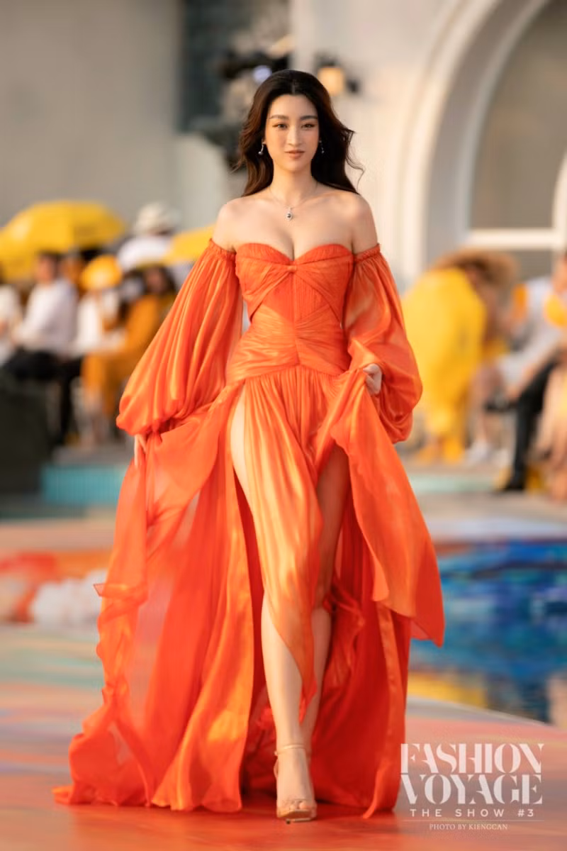 Hoa hậu Đỗ Mỹ Linh đảm nhận vị trí vedette.