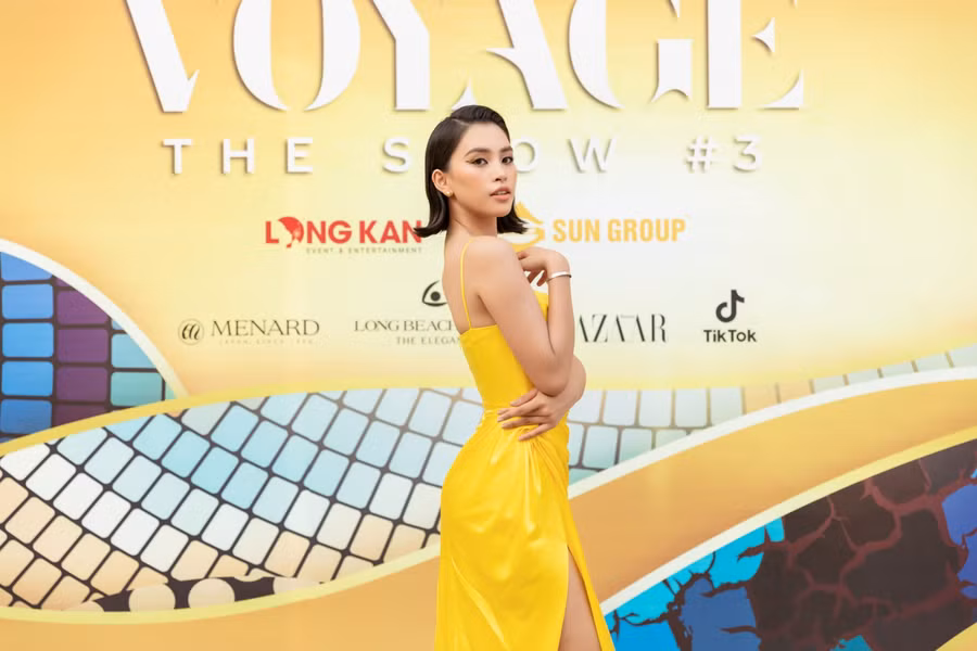 Hoa hậu Tiểu Vy khoe đường cong đẹp từng centimet ảnh 2