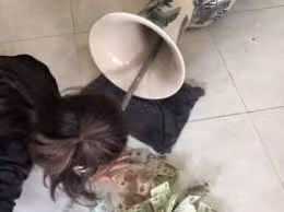 Lau chùi chiếc bình cổ của gia đình, vợ vô tình phát hiện thứ chồng giấu kín 