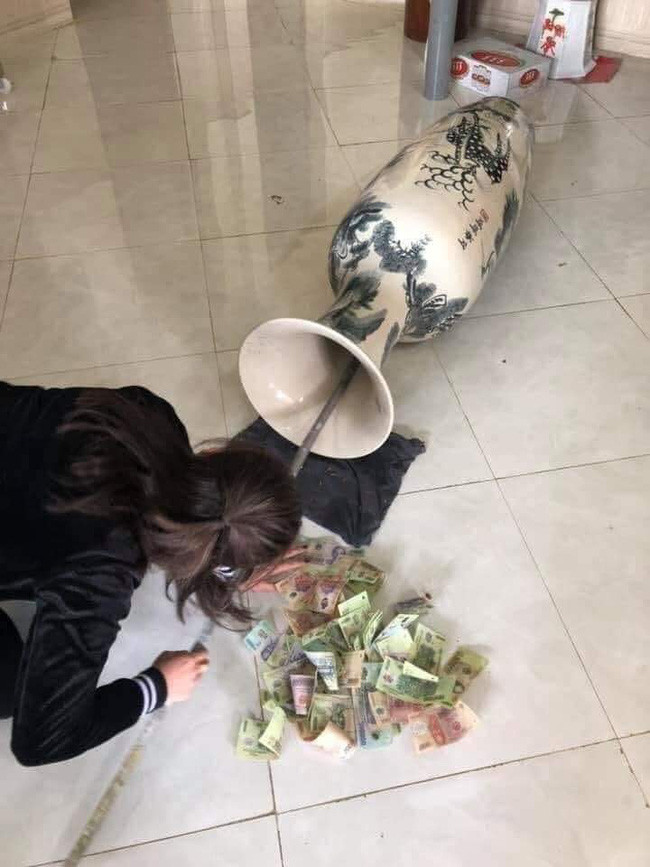 Lau chùi chiếc bình cổ của gia đình, vợ vô tình phát hiện thứ chồng giấu kín ảnh 1 Cô vợ phát hiện quỹ đen của chồng bên trong chiếc bình cổ.