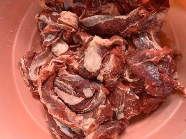Dẻ sườn bò siêu rẻ chỉ 75.000 đồng/kg bán tràn lan, thực chất là thịt gì?