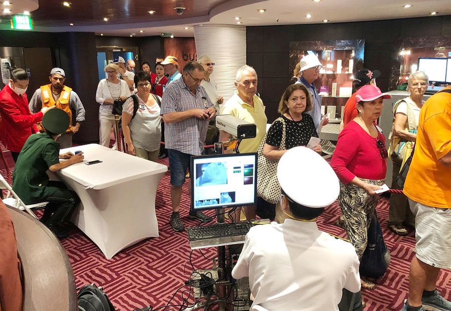 Nhân viên Trung tâm Y tế Dự phòng kiểm tra thân nhiệt du khách vừa xuống tàu. Ảnh: Báo Bà Rịa-Vũng Tàu Nhân viên Trung tâm Y tế Dự phòng kiểm tra thân nhiệt du khách vừa xuống tàu. Ảnh: Báo Bà Rịa-Vũng Tàu