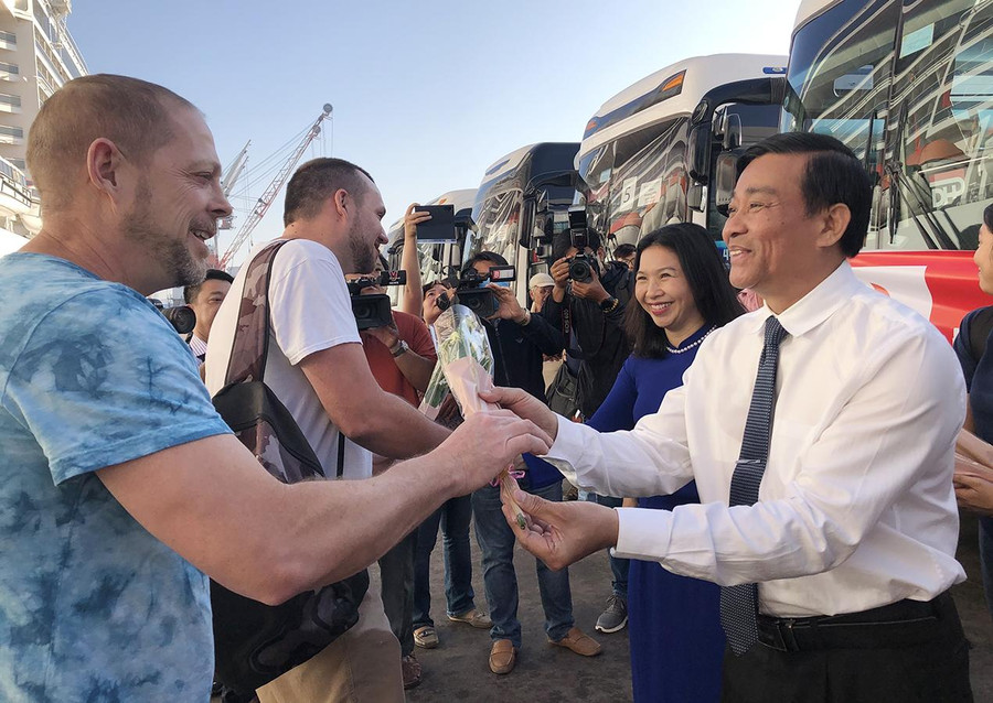 Lãnh đạo thị xã Phú Mỹ và Sở Du lịch Bà Rịa-Vũng Tàu chào đón du khách. Lãnh đạo thị xã Phú Mỹ và Sở Du lịch Bà Rịa-Vũng Tàu chào đón du khách.