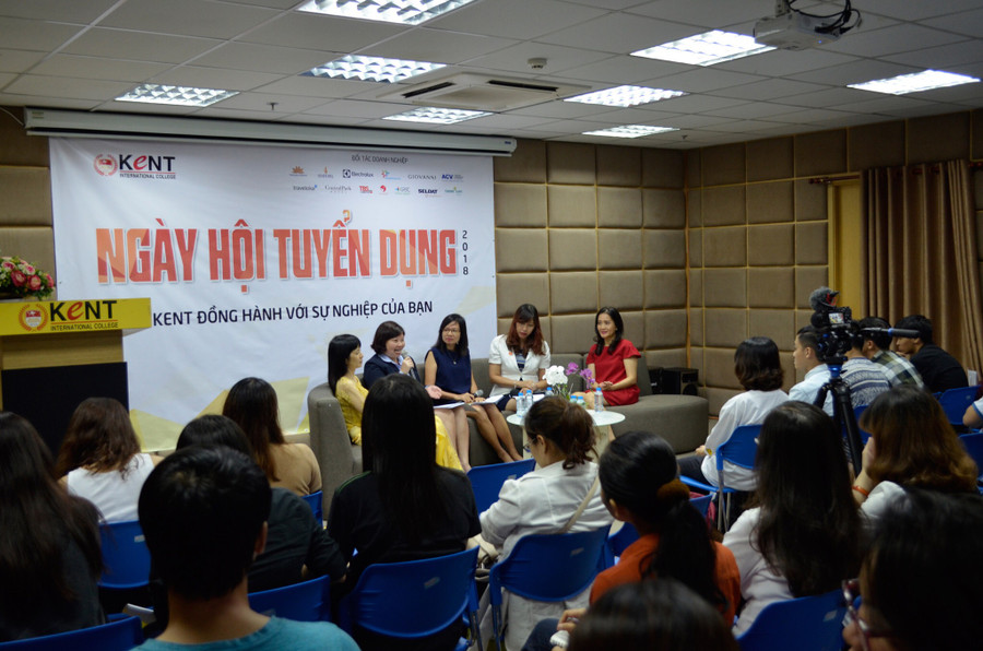 Sinh viên tham gia ứng tuyển tại ngày hội