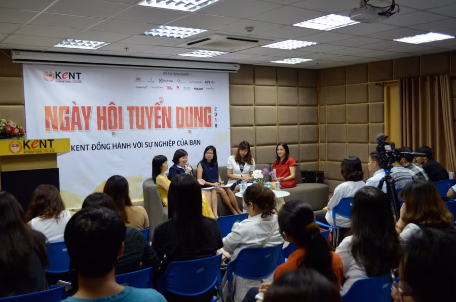 Sinh viên tham gia ứng tuyển tại ngày hội Sinh viên tham gia ứng tuyển tại ngày hội