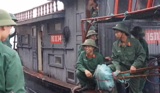 Một chuyến hàng tiếp tế vừa cập cầu cảng đảo Mắt