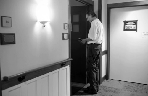 Craig đứng trước phòng bệnh, chuẩn bị bắt đầu công việc an ủi người hấp hối. Ảnh: WP.