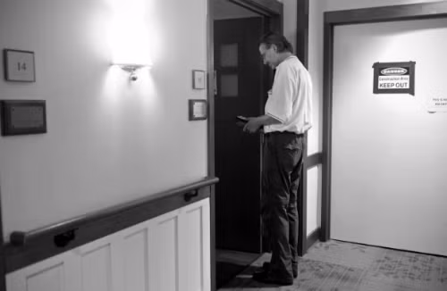 Craig đứng trước phòng bệnh, chuẩn bị bắt đầu công việc an ủi người hấp hối. Ảnh: WP.