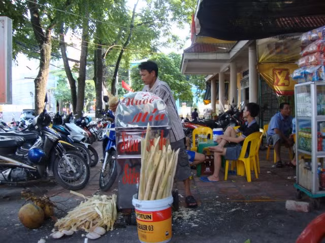 Một quán nước mía thu nhập 2 - 3 triệu đồng/ngày trong những ngày nắng nóng.