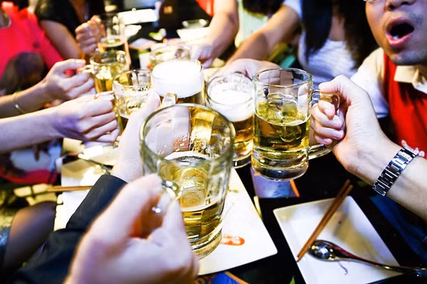 Những tối hè oi nóng, nhiều quán bia không đủ bàn để cho khách ngồi.