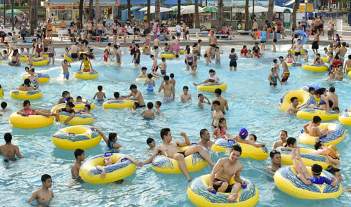 Đi bơi đang là giải pháp hạ nhiệt được nhiều người dân lựa chọn. Ảnh: PN.