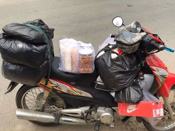 Một chuyến giao hàng của shipper ngày nắng nóng có thể kiếm đến 700.000 đồng/ngày.