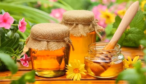 Cụ ông suýt gặp "thần chết" vì dùng mật ong lâu năm