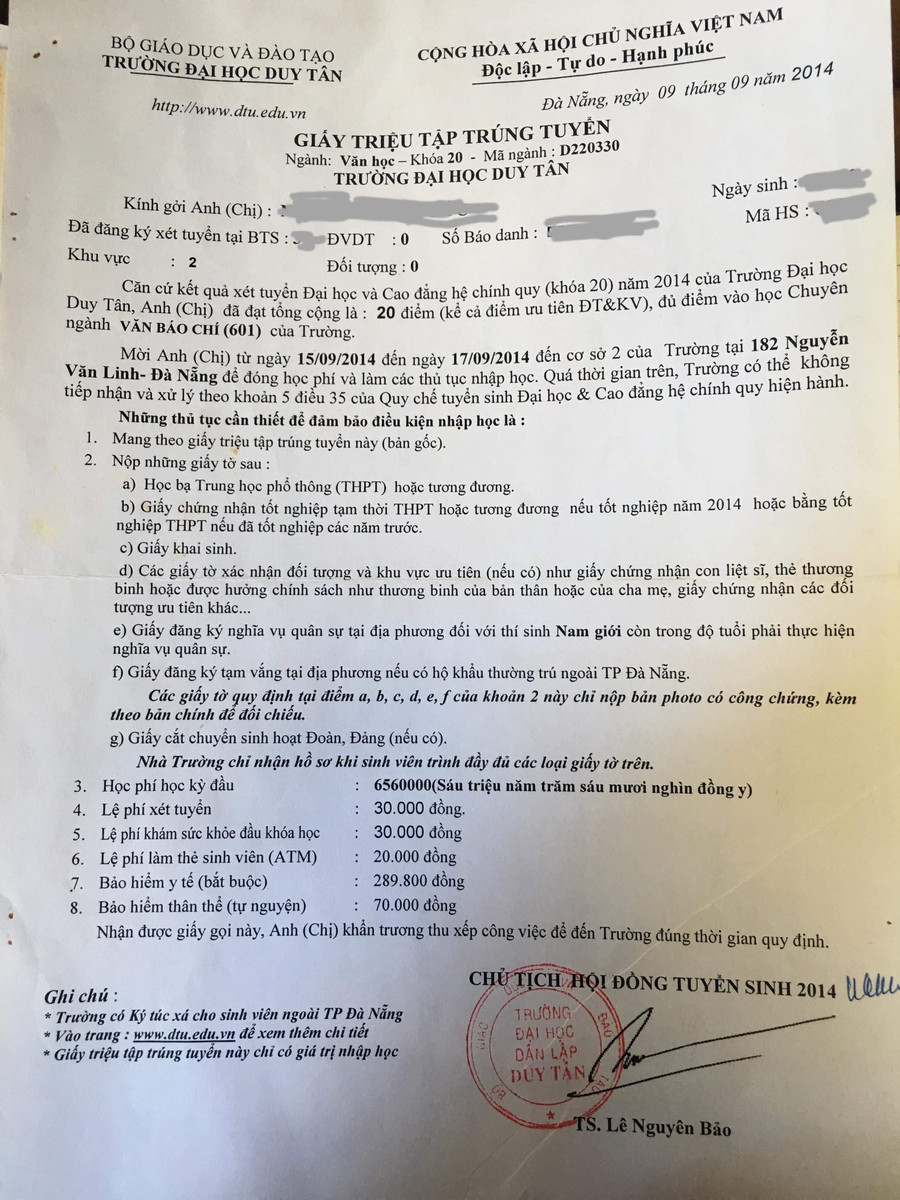 Giấy báo trúng tuyển của một SV chuyên ngành Văn Báo chí trường ĐH Duy Tân. Giấy báo trúng tuyển của một SV chuyên ngành Văn Báo chí trường ĐH Duy Tân.