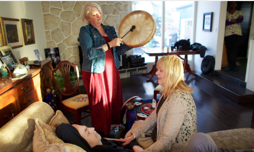 Hai death doula hành nghề tại nhà bệnh nhân. Ảnh:Macleans.