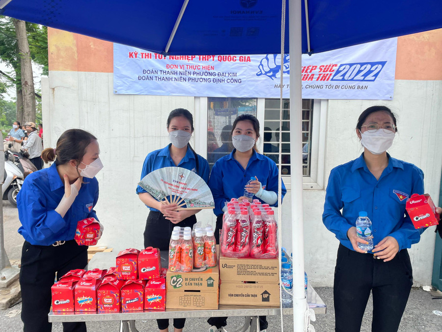 Mỗi mùa thi đến là lực lượng đoàn viên thanh niên luôn phát huy tinh thần xung kích của tuổi trẻ để hỗ trợ thí sinh và người nhà.