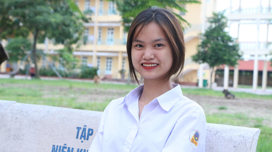 Nữ sinh Đinh Thị Phương Anh - học sinh Trường THPT Mỹ Lộc tự tin trước giờ thi. Nữ sinh Đinh Thị Phương Anh - học sinh Trường THPT Mỹ Lộc tự tin trước giờ thi.