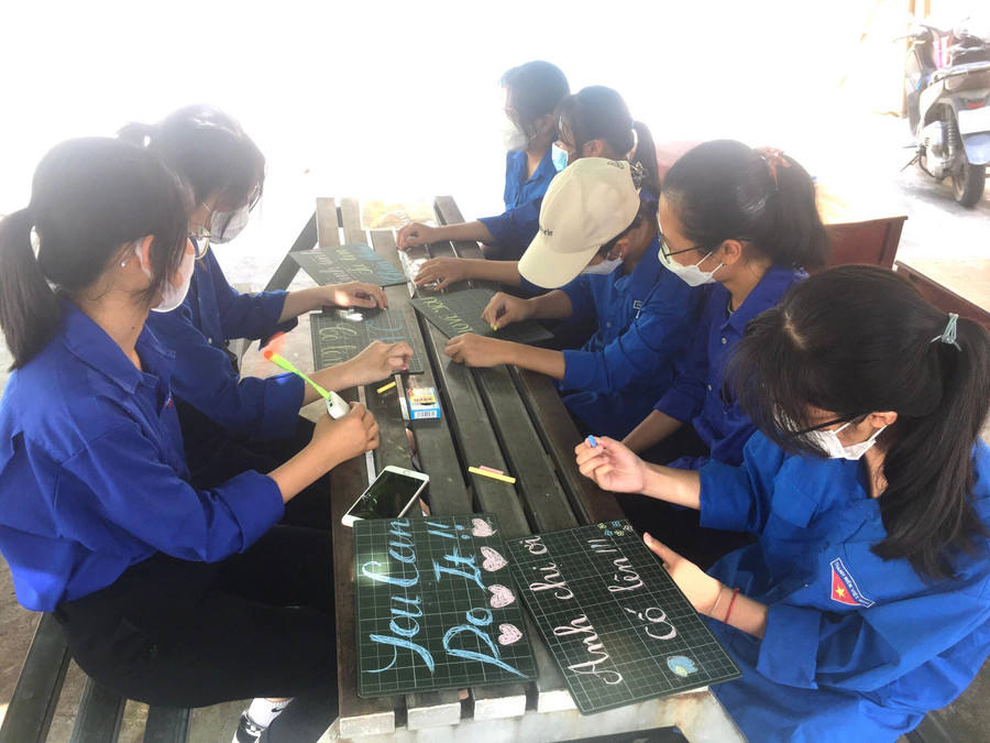 Các đoàn viên lớp 10, 11 cũng viết lên những tấm bảng con nhiều lời chúc gửi tới các anh chị khối 12 đi thi THPT thật tự tin, bình tĩnh để làm tốt bài thi của mình. Các đoàn viên lớp 10, 11 cũng viết lên những tấm bảng con nhiều lời chúc gửi tới các anh chị khối 12 đi thi THPT thật tự tin, bình tĩnh để làm tốt bài thi của mình.