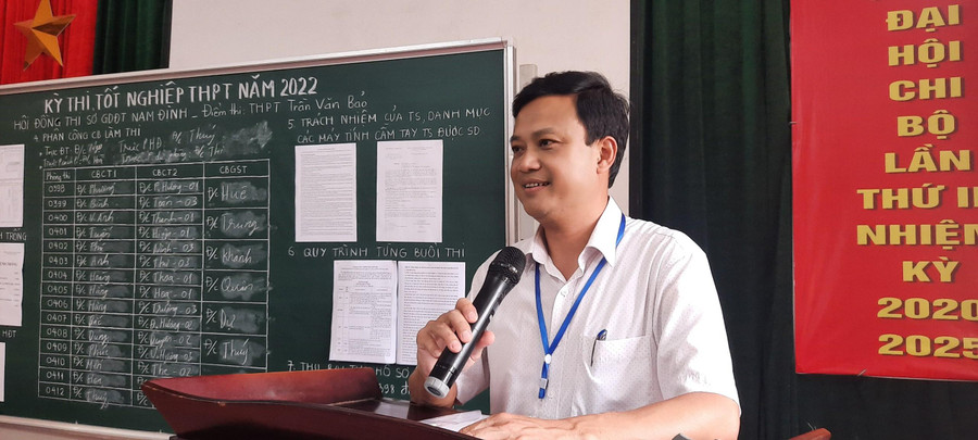 Thầy Mai Quảng Đại - Hiệu trưởng Trường THPT Vũ Văn Hiếu, Trưởng Điểm thi tại Trường THPT Trần Văn Bảo cho biết, tại đây có 351 thí sinh và 15 phòng thi. Công tác chuẩn bị và tổ chức thi được thực hiện đúng quy chế. Thầy Mai Quảng Đại - Hiệu trưởng Trường THPT Vũ Văn Hiếu, Trưởng Điểm thi tại Trường THPT Trần Văn Bảo cho biết, tại đây có 351 thí sinh và 15 phòng thi. Công tác chuẩn bị và tổ chức thi được thực hiện đúng quy chế.