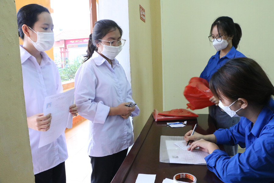 Việc bố trí điểm giữ đồ tư trang của thí sinh cách xa tối thiểu phòng thi 25m cũng được các điểm thi thực hiện nghiêm túc dưới sự phối hợp của lực lượng đoàn thanh niên. Việc bố trí điểm giữ đồ tư trang của thí sinh cách xa tối thiểu phòng thi 25m cũng được các điểm thi thực hiện nghiêm túc dưới sự phối hợp của lực lượng đoàn thanh niên.