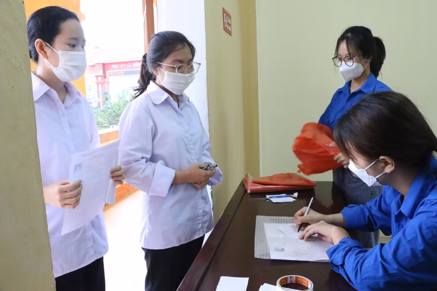 Việc bố trí điểm giữ đồ tư trang của thí sinh cách xa tối thiểu phòng thi 25m cũng được các điểm thi thực hiện nghiêm túc dưới sự phối hợp của lực lượng đoàn thanh niên.