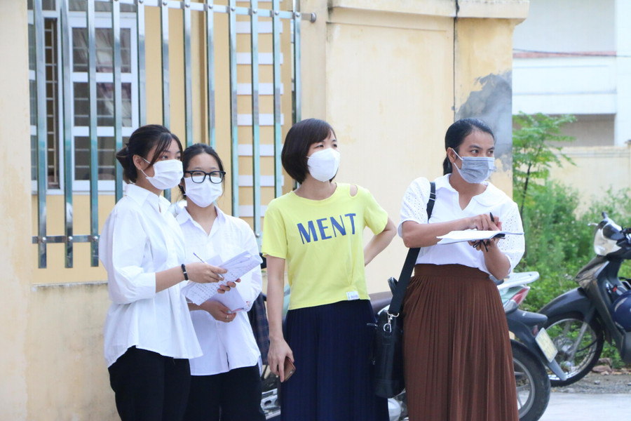 Giáo viên thuộc Trung tâm GDNN-GDTX huyện Mỹ Lộc trực tiếp đứng ở cổng để rà soát xem học trò nào chưa đến điểm thi đúng giờ thì liên lạc với gia đình từng em đó. Giáo viên thuộc Trung tâm GDNN-GDTX huyện Mỹ Lộc trực tiếp đứng ở cổng để rà soát xem học trò nào chưa đến điểm thi đúng giờ thì liên lạc với gia đình từng em đó.