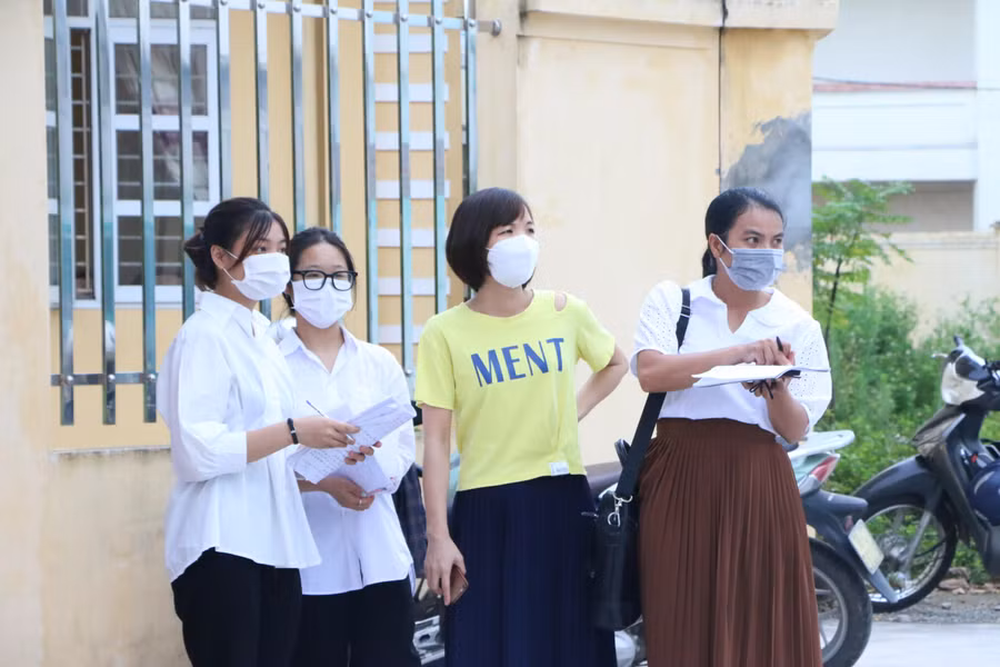 Giáo viên thuộc Trung tâm GDNN-GDTX huyện Mỹ Lộc trực tiếp đứng ở cổng để rà soát xem học trò nào chưa đến điểm thi đúng giờ thì liên lạc với gia đình từng em đó.